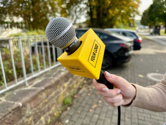 Microphone flag in action