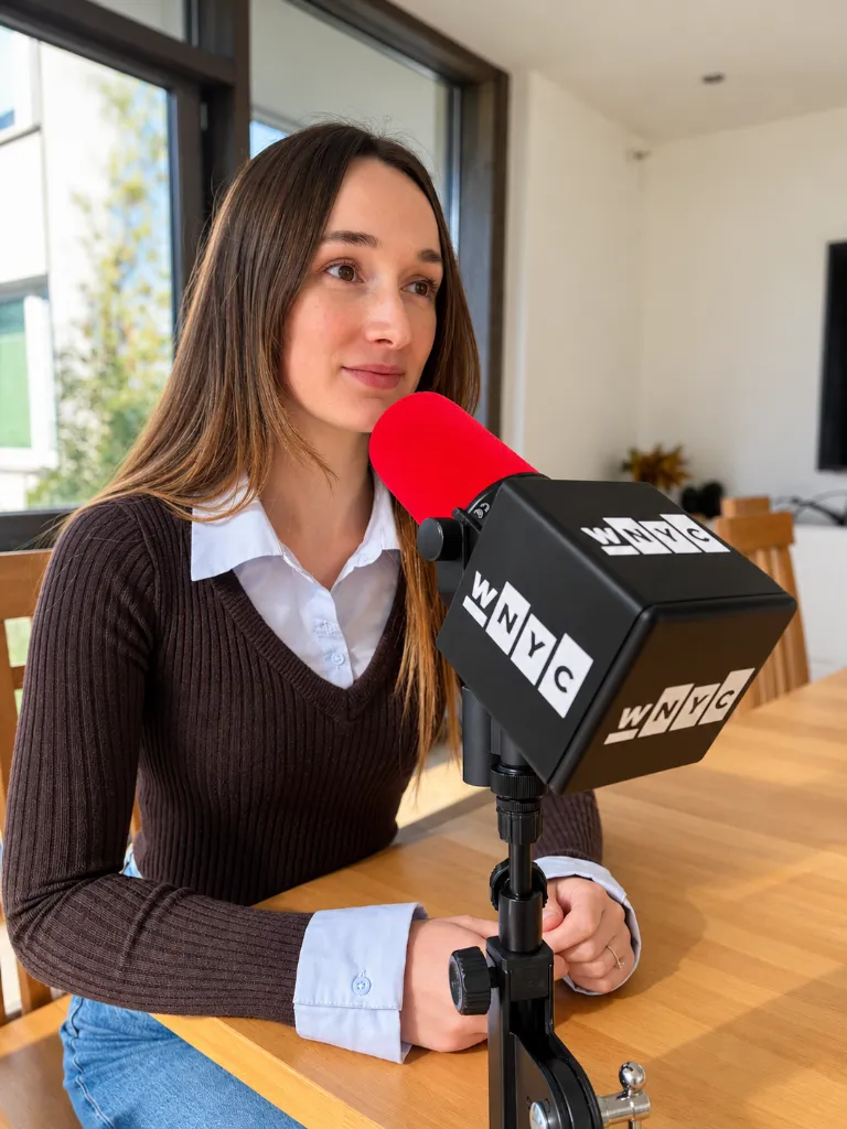 Podcast-Interview mit leuchtend rotem Mikrofon.webp