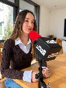 Podcast-Interview mit leuchtend rotem Mikrofon.webp